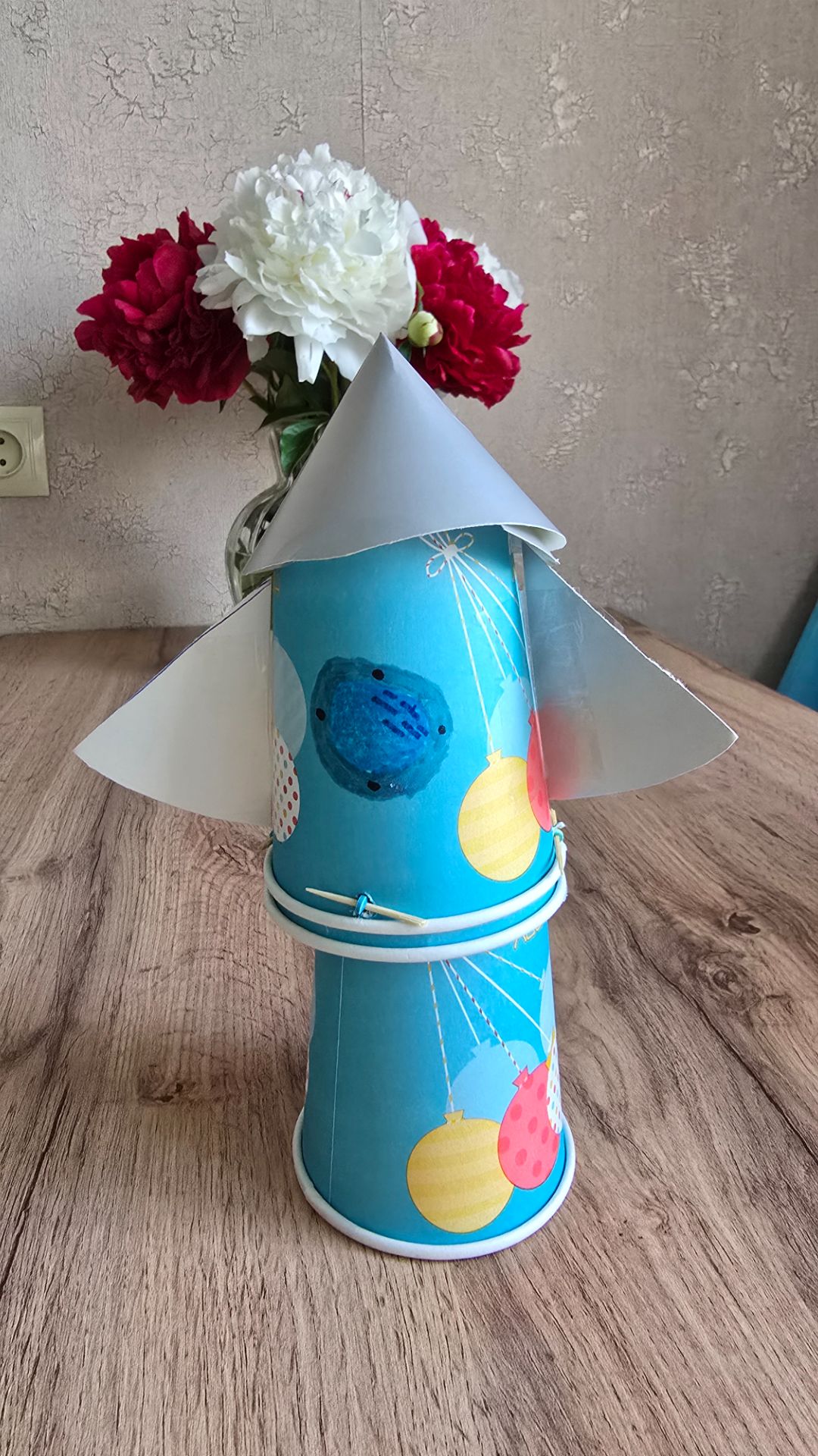 9 ый день марафона опытов с детьми. Ракета из одноразового стаканчика.