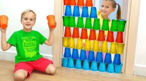 Дети играют с цветными стаканчиками и учатся делиться