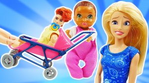 Барби увидела Кена в парке с малышом! Что теперь делать кукле? 🤔💕 | Для детей
