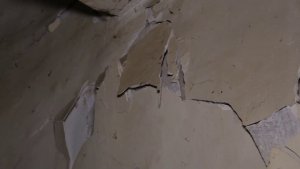 «ПОТОЛОК РУХНЕТ НА ГОЛОВУ»