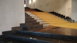 Музей Ленина в горках. Красивая люстра. Поднимаюсь по Лестнице. Я практически одна.