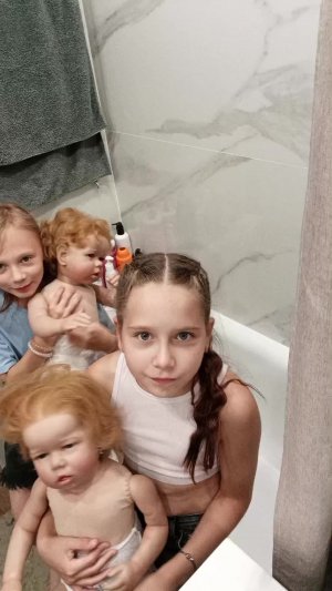 моем волосы Мироши и максимки и прихорашиваем их расчёсываем ухаживаем за ними