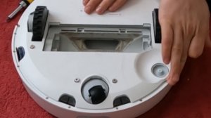 Как снять колесо с робота пылесоса?