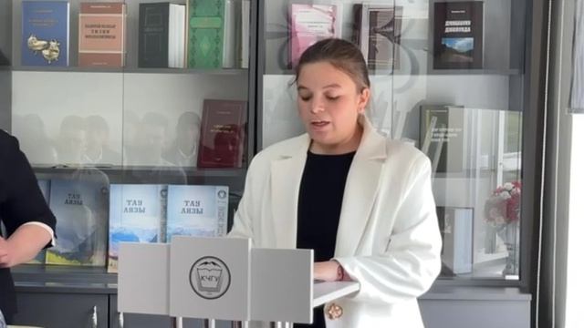 Студентка Института филологии Аделина Гербекова читает стихотворение А.-М.Батчаева «Тилим мени»