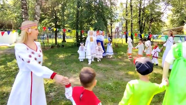 Дефиле национальных костюмов народов России