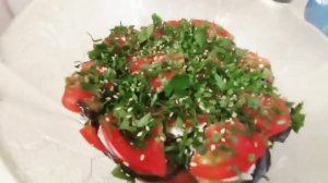 Баклажаны с помидорами и зеленью.