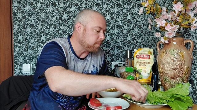 Мукбанг. Голубцы с курино-индюшиным фаршем. Огурцы, помидоры, салат. Еда на камеру. смотреть онлайн