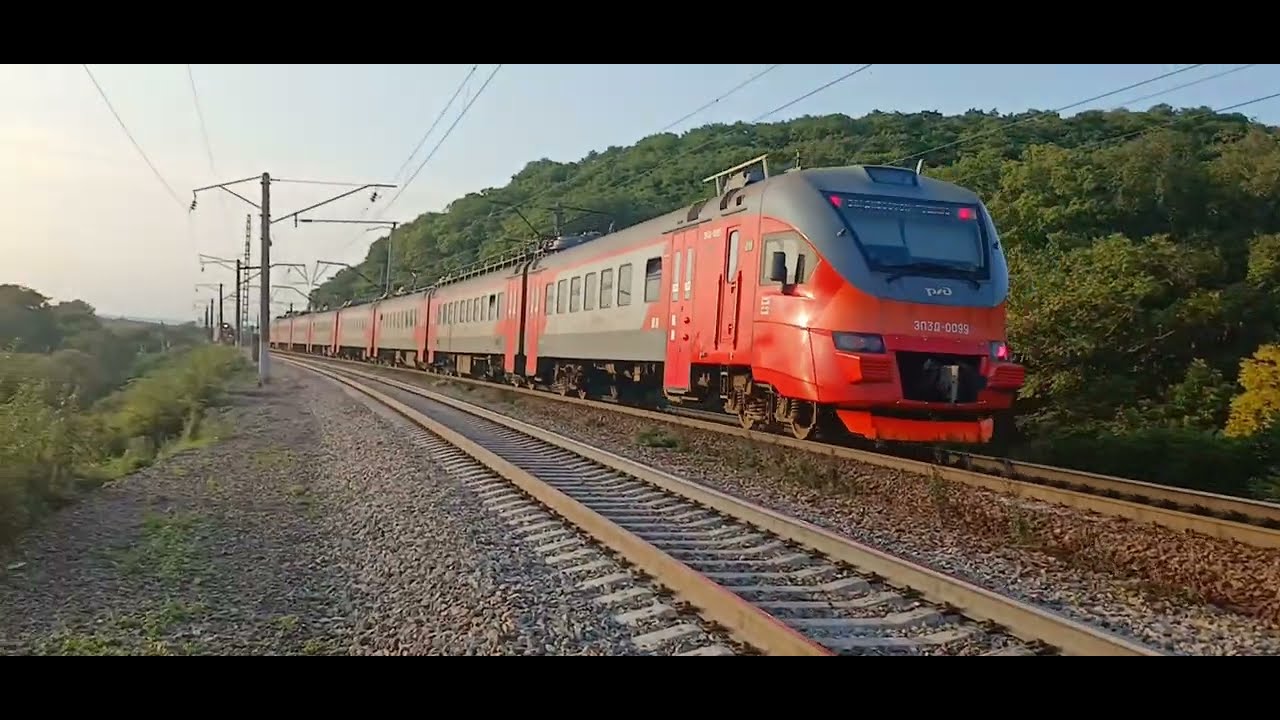 Электропоезд ЭП3Д-0099 экспресс В-восток-Ружино и электровоз 3ЭС5К-1053 "Ермак" с грузовым поездом. смотреть онлайн