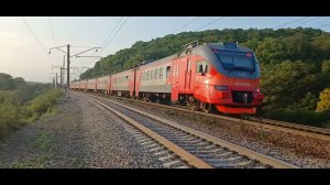 Электропоезд ЭП3Д-0099 экспресс В-восток-Ружино и электровоз 3ЭС5К-1053 «Ермак» с грузовым поездом.