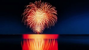 Яркий золотой салют над водой 🎆 Красивое отражение. Сделано в AI.