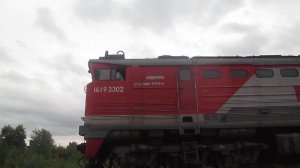 Тепловоз 2ТЭ10М-2665 с приветом и пустым грузовым составом едет в сторону Жаровихи