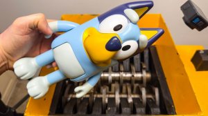 Измельчаем Блуи! Игрушки Блуи. Испытания промышленных шредеров. Мультфильмы. Мультики для детей