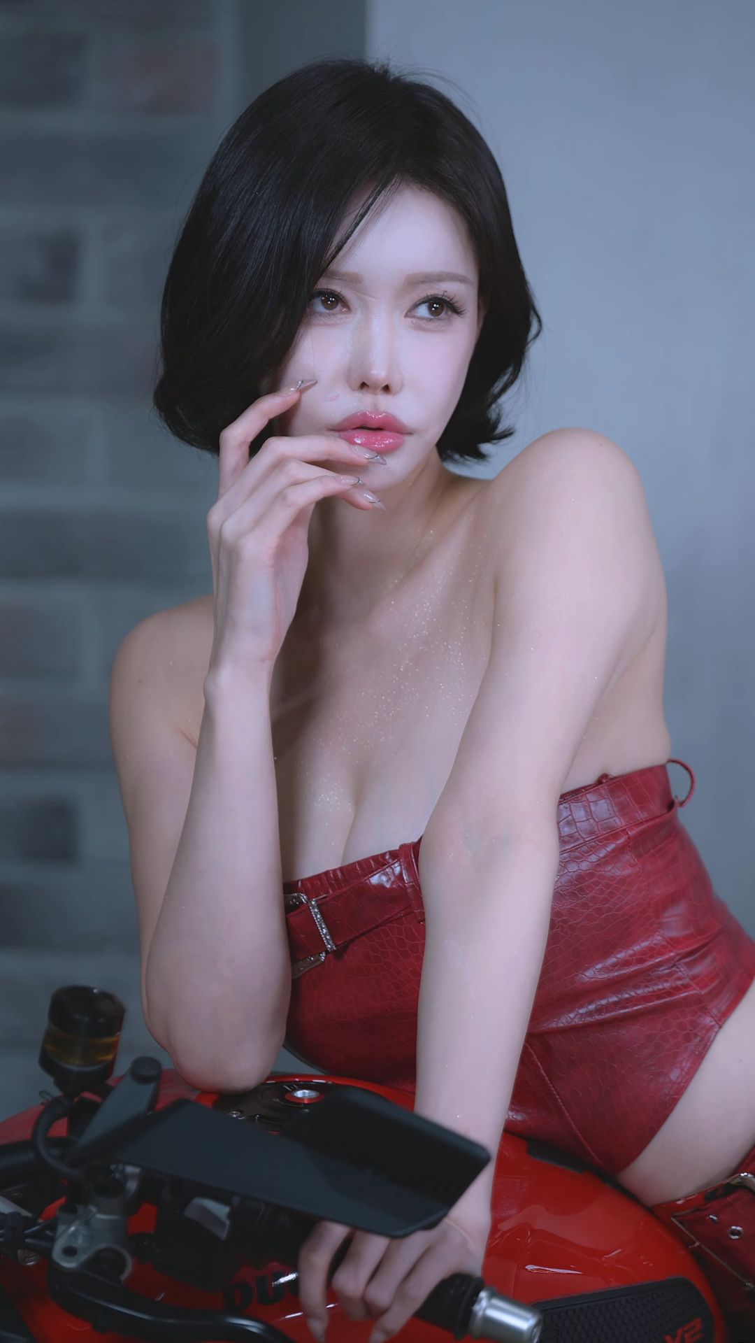 Ким Сиху (Kim Sihoo) - корейская рейсинг-модель в красном кожанном образе на мотоцикле | Фанкам