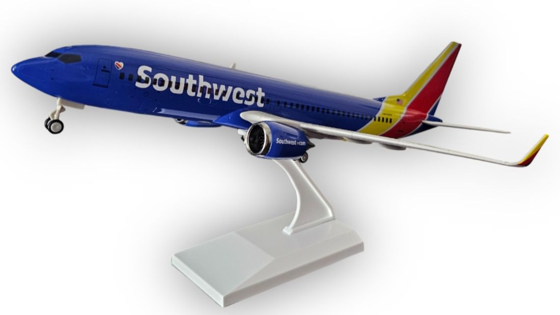 Модель самолета Boeing 737 Southwest Airlines длина 30 см (с шасси) смотреть онлайн