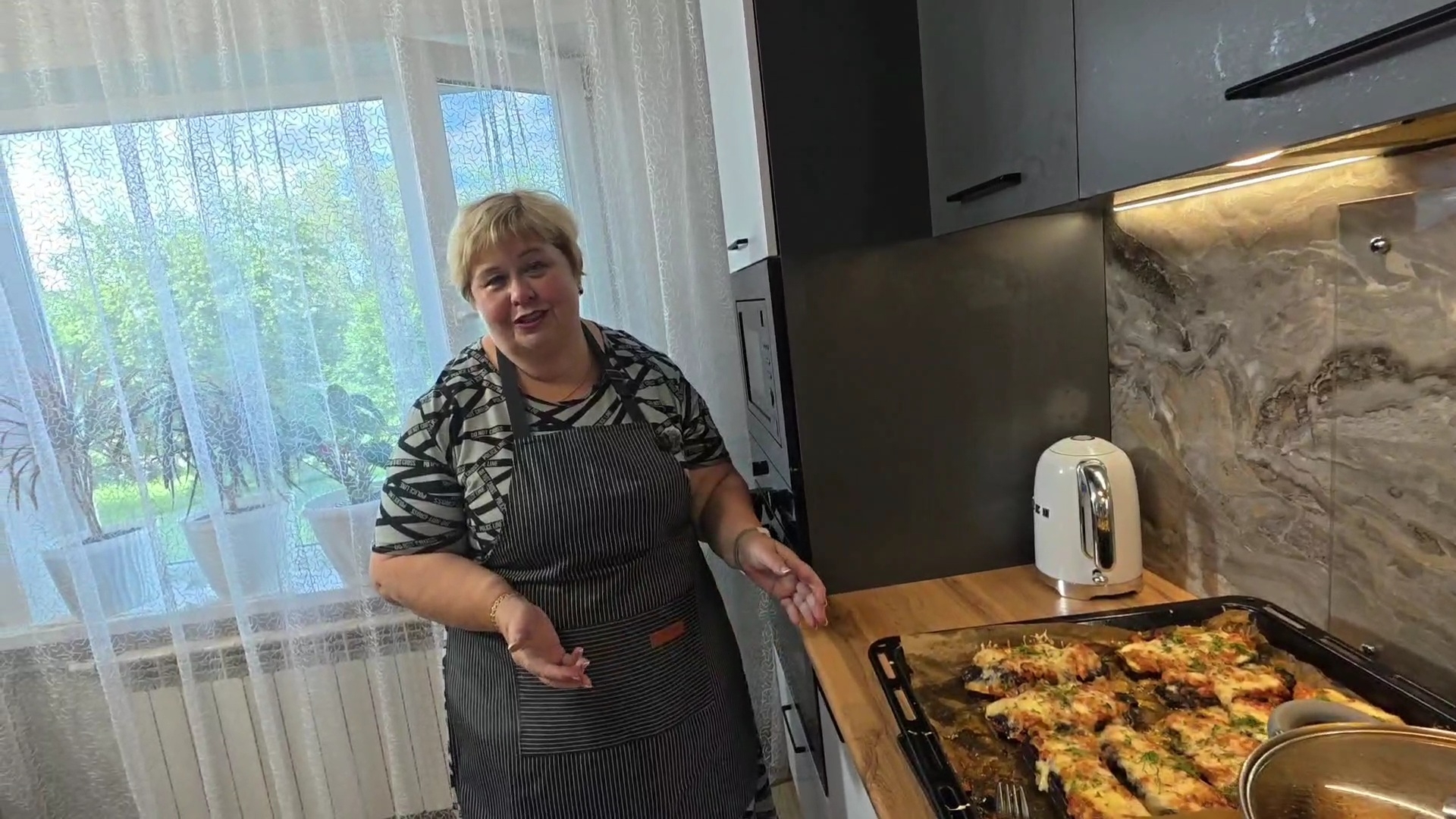 Баклажаны в томатно луковой заливке под сыром и вкуснейшие голубчики. смотреть онлайн