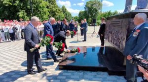 В Ульяновске сегодня открыли памятник молодым строителям и авиастроителям.