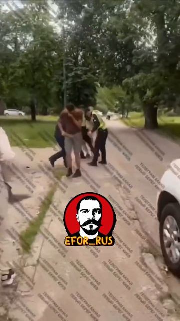 В Киеве на Рембазе полицейские пытались принудительно мобилизовать мужчину смотреть онлайн