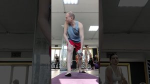 Тяга гантели в наклоне к поясу. Упражнения с гантелями. Гантели. Фитнес. Развитие выносливости.