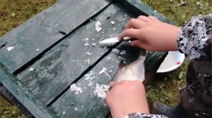 Чищу рыбку😋