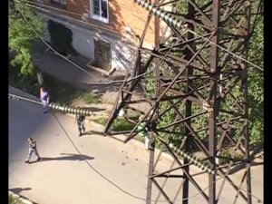 Придурок на высоковольтной вышке!