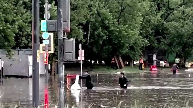 Дорогу затопило после ливня в Москве