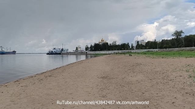 ☔️ Красота северного лета: прогулка у реки в пасмурную погоду смотреть онлайн