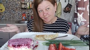 мукбанг/ амлет /салат под шубой/