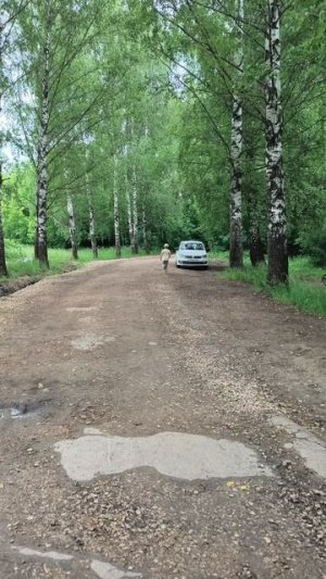 сын бежит с ушастым щенком