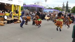 Весёлые танцы.