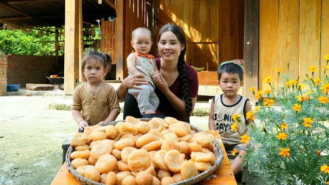 Готовлю вкусные пончики для детей, чтобы съесть их и продать на рынке. Дуонг. Жизнь во Вьетнаме смотреть онлайн