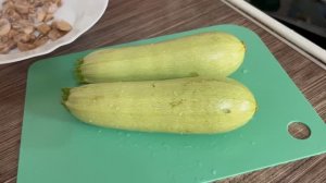 Лодочки из кабачков с куриным фаршем и грибами / кабачки с фаршем в духовке