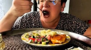 Сыр с плесенью, треска в кляре…Вкусно…Мням, мням😊