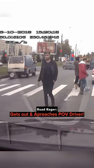 Безрассудный водитель седана получает мгновенное наказание!