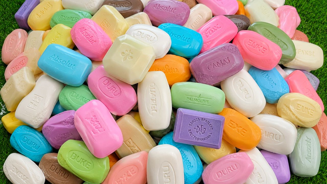 Удовольствие на несколько минут: 3 радужные ванночки с конфетами M&M's и волшебной слизью смотреть онлайн