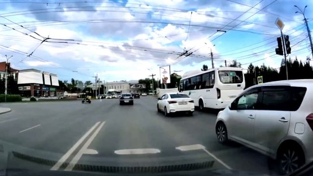 Целая куча машин летят на красный