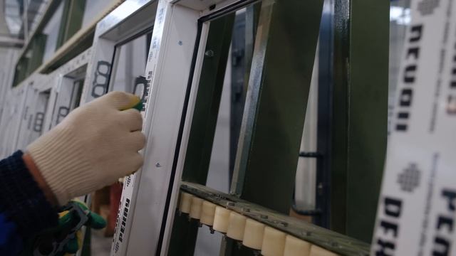Оконный завод Саксэс: расклинивание изделий на производстве