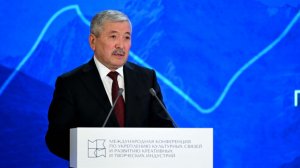 Касымалиев предложил использовать ИИ для популяризации у молодежи Чингиза Айтматова и Льва Толстого