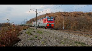 Электровоз 3ЭС5К-1067 «Ермак» с грузовым поездом выходит из кривой,следуя по вечернему Транссибу.