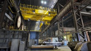 Новый мостовой кран встал на рельсы на участке огнеупорных работ электросталеплавильного цеха ОЭМК