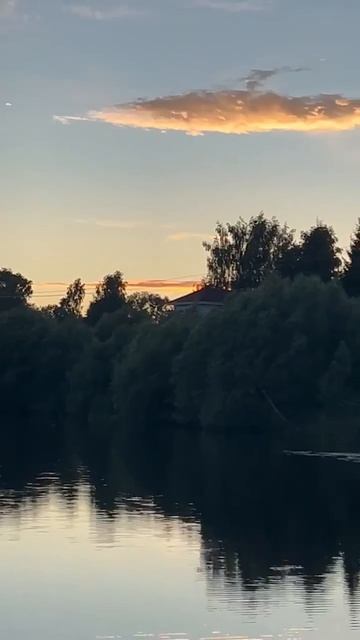 Тёплый летний закат над водой, отражение солнца на глади водоёма