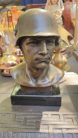 Немецкий солдат в каске. Блошиный рынок. Бронза. A German soldier in a helmet. Flea Market #shorts