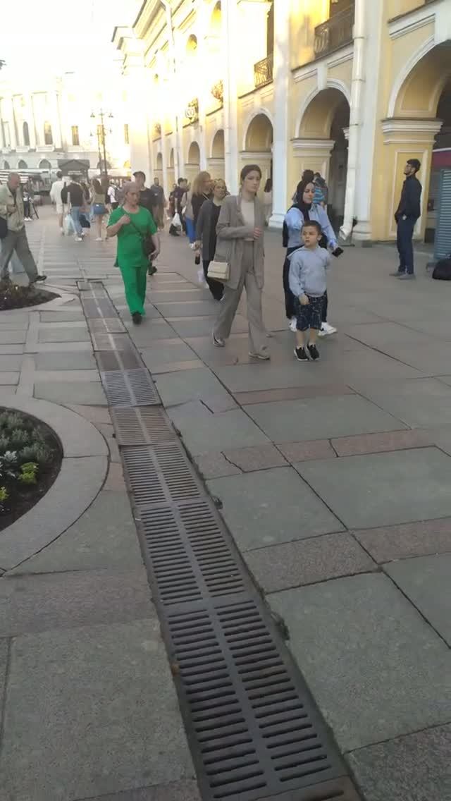 Ленинград (Санкт-Петербург), Невский пр-т, Гостиный Двор (ст.метро и Торговый Центр)  Фрагмент 6