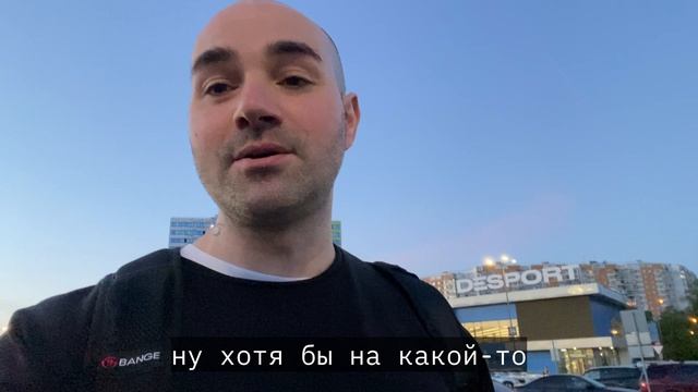Красивый вечер на парковке