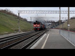 Тепловоз 2ТЭ10М-0961 с контейнерным поездом на подъёме. Звук 10Д100.