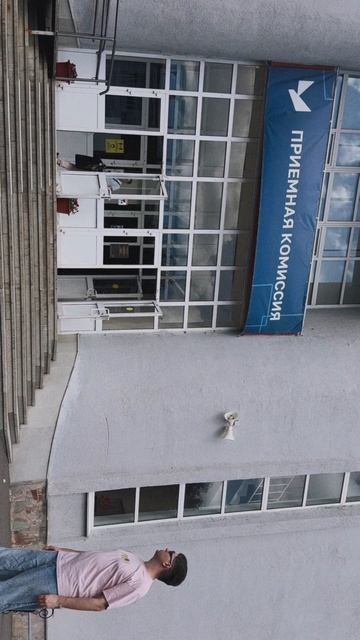 Надену очки, чтобы никто не видел куда я смотрю