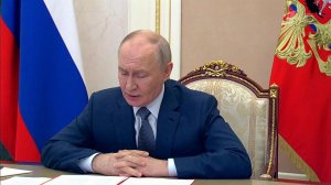 Владимир Путин провел из Кремля совещание с постоянными участниками Совбеза России.