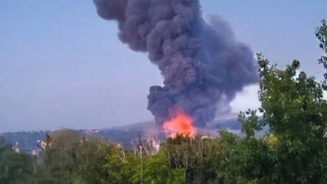 ‼️🇺🇦💥 Авиабомба поразила крупный склад в Харькове, начался мощный пожар ▪️Удар ФАБ с УМПК смотреть онлайн