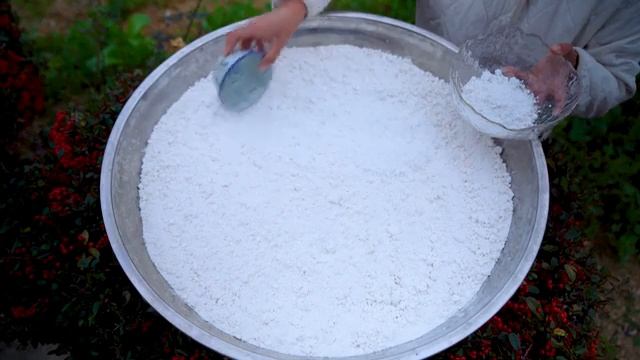 Готовим традиционное блюдо из грязи - хрустящую фасолевую пасту смотреть онлайн