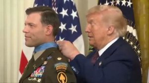 На церемонии награждения Трамп около минуты не мог застегнуть медаль на шее военного