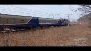 Электровоз ЭП1-244 с почтово-багажным поездом №975Э Владивосток-Москва следует по Транссибу.